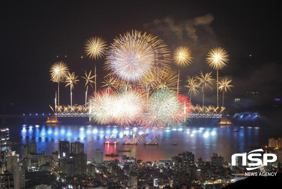 NSP통신-광안대교를 배경으로 한 부산불꽃축제 현장. 부산시가 제11회 부산불꽃축제부터 유료화를 강행하면서 논란이 일고 있다. (부산불꽃축제 공식사이트)