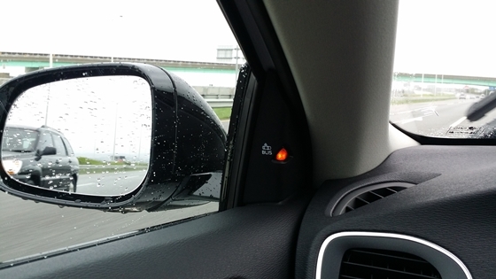 NSP통신-옆 차선으로 차량이 신속히 접근하자 사각지대 경고 시스템이 작동하고 있다.