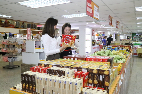 NSP통신-몽골 고객이 이마트가 수출한 한국상품을 쇼핑하고 있다. (이마트 제공)