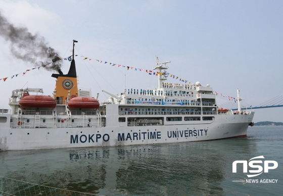 NSP통신-선상무지개학교가 28일 출항하고 있다. (전남교육청)