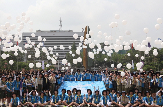 NSP통신-28일 용산 전쟁기념관에서 열린 제21회 휴전선 155마일 횡단 발대식에서 평화통일을 기원하는 155명의 횡단대원들이 평화의 메시지를 담은 풍선을 하늘로 날리는 퍼포먼스를 선보이고 있다. (동아오츠카 제공)