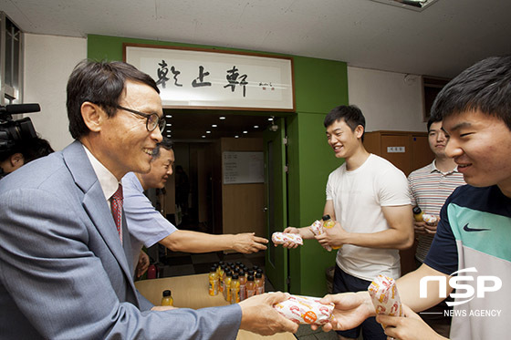 NSP통신-28일 이남호 전북대 총장(왼쪽)이 우림인재등용관과 건지헌을 방문해 학생들에게 간식을 나눠줬다