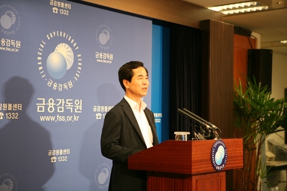 NSP통신-박세춘 금감원 부원장이 국민체감 20대 금융관행 개혁과제 세부 추진계획을 브리핑하고 있다.