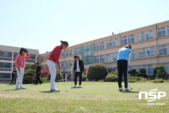 NSP통신-함평골프고 학생들이 퍼팅 연습을 하고 있다. (전남교육청)