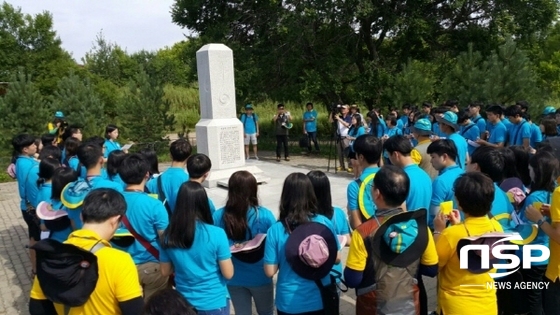 NSP통신-전남교육청 2015 독서토론 열차학교 참여 학생들이 지난 1일 이상설 선생 유허비에 헌화하고 있다. (전남교육청)