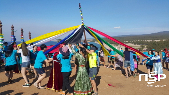NSP통신-전남교육청 2015 전남 독서토론 열차학교 참가자들이 지난 5일 알혼섬에서 오방색을 꼬는 포퍼먼스를 하고 있다. (전남교육청)