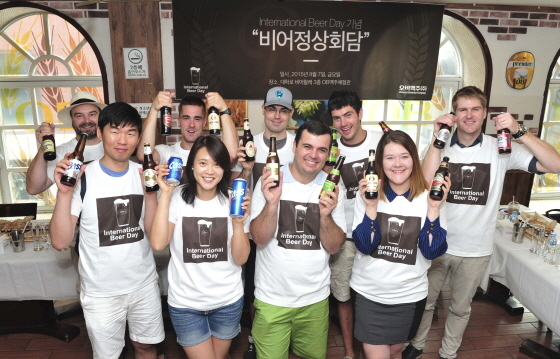 NSP통신-7일 세계 맥주의 날을 기념해 다양한 국적을 가진 주한 외국인들이 모여 비어정상회담을 열었다. 이날 행사에서는 직접 참여 의사를 밝힌 외국인 20여명이 참석해 각 나라의 흥미로운 맥주 문화를 공유했다.