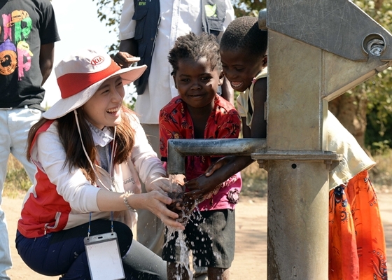 NSP통신-기아차 임직원 봉사단이 아프리카 말라위에서 봉사활동을 펼치고 있는 모습
