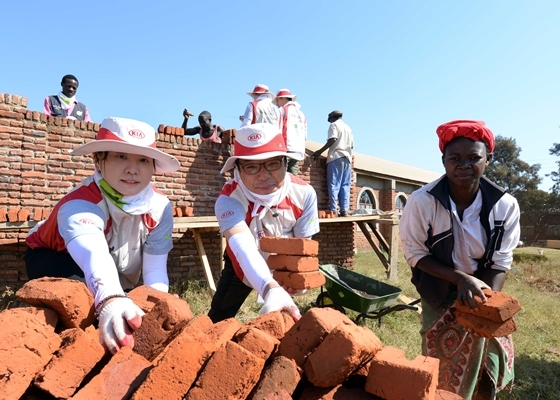 NSP통신-기아차 임직원 봉사단이 아프리카 말라위에서 봉사활동을 펼치고 있는 모습