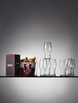 NSP통신-KFC가 11일~15일까지 5일간 한정 판매되는 복버켓을 구매한 고객을 대상으로 리델의 코크 리델 글라스를 3000원에 구입할 수 있는 프로모션을 진행한다. (KFC 제공)