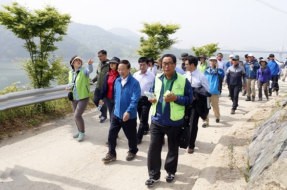 NSP통신-심민 임실군수가 상수원보호구역을 현장지도한 모습