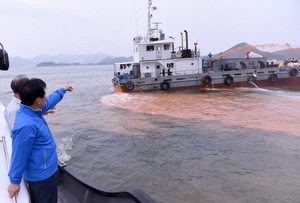 [NSP PHOTO]주철현 여수시장, 적조 해역 방제상황 점검