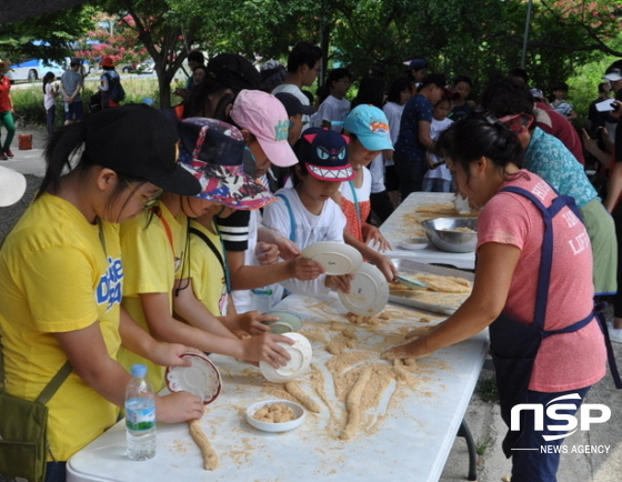 NSP통신-13일 농촌 食문화 체험교실에 참가한 학생들이 인절미 만들기 체험을 하고 있다. (농협광주본부)