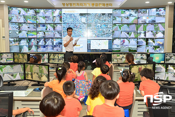 NSP통신-13일 고창어린이집 유아들이 고창군 CCTV 통합관제센터를 견학하고 있다