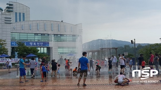 NSP통신-음악분수대 가동에 가족단위 방문객들이 찾고있는 일봉산워터파크 (천안시)