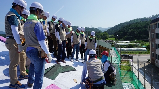 NSP통신-봉사활동에 참석한 대한항공 임직원 및 가족들이 봉사활동 참여에 앞서 작업에 관한 설명을 듣고 있다.