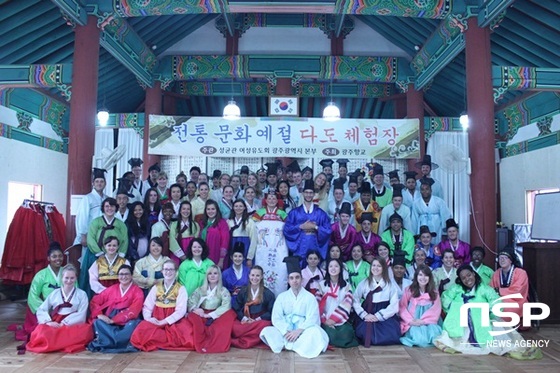 NSP통신-전남교육청 신규 원어민 영어보조교사들이 한복을 입고 다도 체험을 하고 있다. (전남교육청)