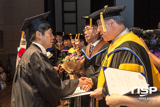 NSP통신-20일 전주대 JJ아트홀에서 열린 2014학년도 후기 학위수여식에서 이호인 총장(오른쪽)이 졸업자에게 학위증서를 건네고 있다