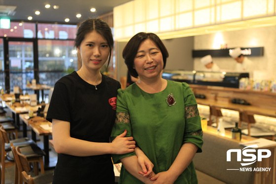 NSP통신-김해아이스퀘어 내에 위치한 Mr.Sushi의 강선아 대표(사진 오른쪽)과 가게일을 돕고 있는 딸 임혜빈 씨. (김치훈 기자)