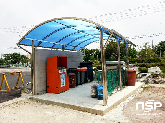 NSP통신-전북 정읍시 시기동 소재 삼화빌라 음식물쓰레기장에 설치된 비가림 시설