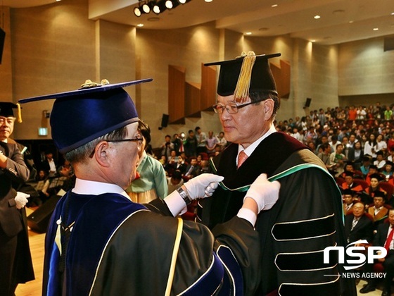 NSP통신-지병문 전남대학교 총장(사진 왼쪽)이 정의화 의장에게 학위를 수여하고 있다. (전남대)