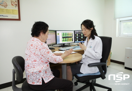 NSP통신-순천향대학교 부천병원 신경과 박선아 교수가 환자에게 간단한 치매 진단 테스트를 진행하고 있다.