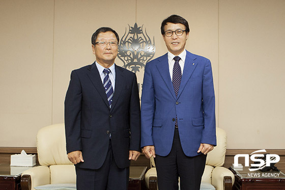 NSP통신-전북대학교 김철주 자연대 신임 학장(왼쪽)과 이남호 총장(오른쪽)