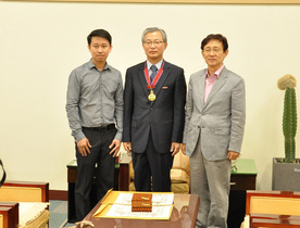 [NSP PHOTO]경북대 송근배 교수, 캄보디아 왕실 훈장 받아