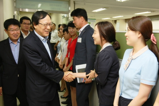 NSP통신-1일 NH농협금융지주 김용환 회장(좌측 두 번째)이 현장소통경영으로 농협은행 경남지역 영업현장을 방문했다.