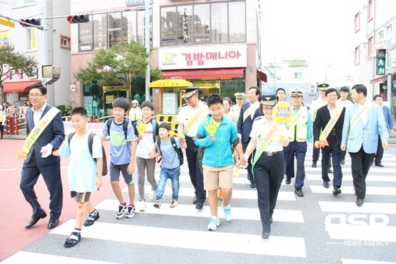 NSP통신-전남교육청 관계자들이 학생들의 안전 등교를 도와주고 있다. (전남교육청)