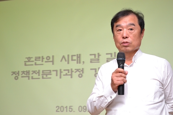 NSP통신-혼란의 시대, 갈 길은 이라는 주제로 김병준 전 부총리가 2015 치과 의료정책 전문가과정 개강식에서 특별강연을 진행하고 있다.