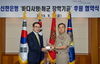 [NSP PHOTO]신한은행, 바다사랑 해군 장학기금 전달
