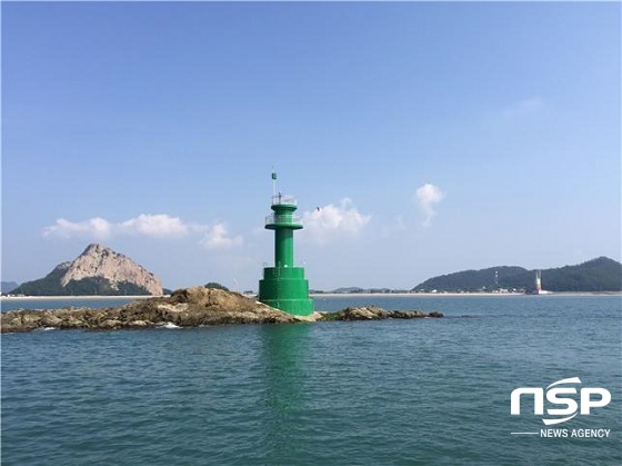 [NSP PHOTO]군산 선유도 해상 암초에 등대 설치