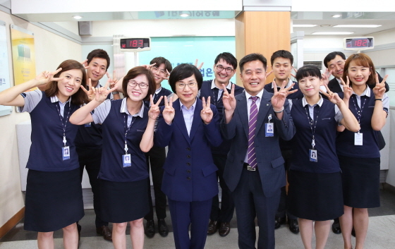 NSP통신-권선주 기업은행장(첫번째 줄 왼쪽에서 3번째)이 논산지점에서 직원들을 격려하고 기념촬영을 하고 있는 모습