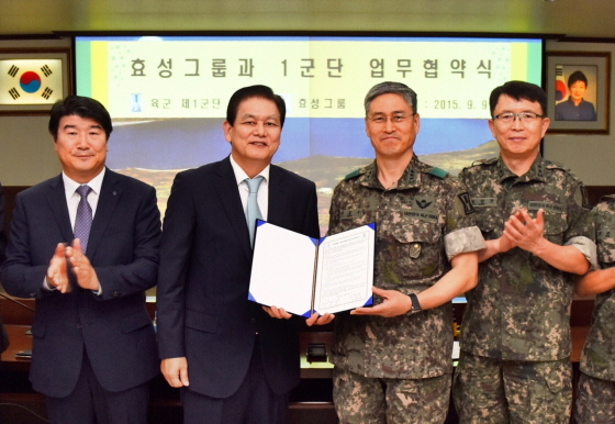 NSP통신-9일 오전 경기도 파주시 육군 1군단에서 효성 이상운 부회장(왼쪽에서 두번째), 조원용 전무(왼쪽에서 첫번째), 육군 1군단장(오른쪽) 등이 참석한 가운데 전투영웅 기념사업을 위한 업무협약식을 가졌다.