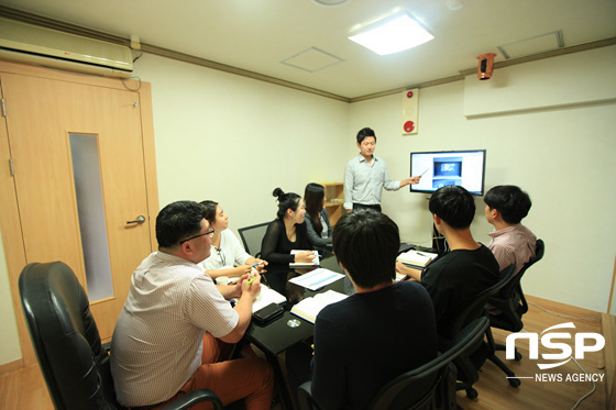 NSP통신-김치훈 엑스원프로덕션 대표(왼쪽)와 직원들이 회의를 하고 있는 모습. (차연양 기자)