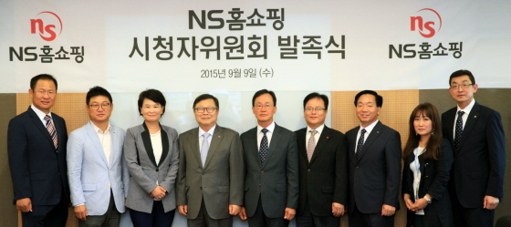 NSP통신-9일 성남 판교사옥에서 열린 NS홈쇼핑 시청자위원회 발족식에서 박인권 위원, 성동규 위원, 조윤미 위원, 도상철 대표, 이병주 위원장, 조항목 TV사업부문장, 황종연 고객서비스부문장, 고원애 방송심의소비자보호팀장, 도동희 온라인사업부문장(왼쪽부터) 등 관계자들이 기념촬영을 하고 있다. (NS홈쇼핑 제공)