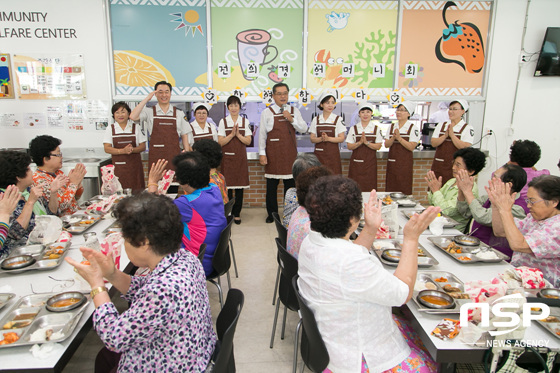 NSP통신-권기선 부산경찰청장(왼쪽 두번째)와 이해동 부산시의회 의장(왼쪽 다섯번째) 및 전의경어머니회 직할대가 급식봉사를 진행하고 있다. (부산경찰청 제공)