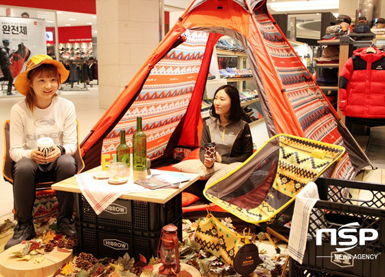 NSP통신-신세계백화점 센텀시티점 3층 아이더 매장을 찾은 고객이 텐트 안 캠핑체어에 앉아있다. (신세계백화점 제공)