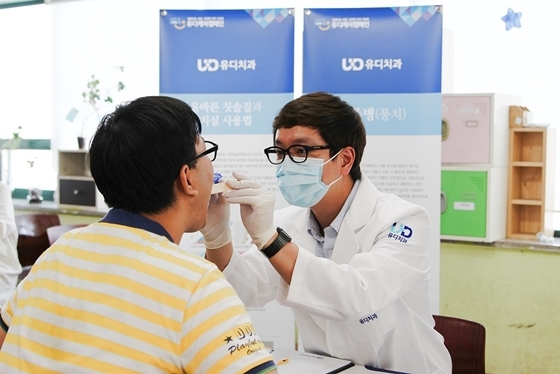 NSP통신-고광욱 원장이 성장학교 별 학생들을 위해 구강검진 및 진료를 실시하고 있다.