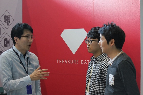 NSP통신-15일 삼성동 코엑스 그랜드볼룸에서 열린 DEVIEW 2015 행사장에서 부스를 방문한 기업 데이터 개발자들에게 트레저데이터 코리아 이은철 지사장이 클라우드 빅데이터에 대해 설명하고 있다.