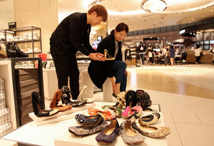 [NSP NEWS Image]신세계백화점 센텀시티점 휴대용 폴더 플랫슈즈 요시삼라 선보여