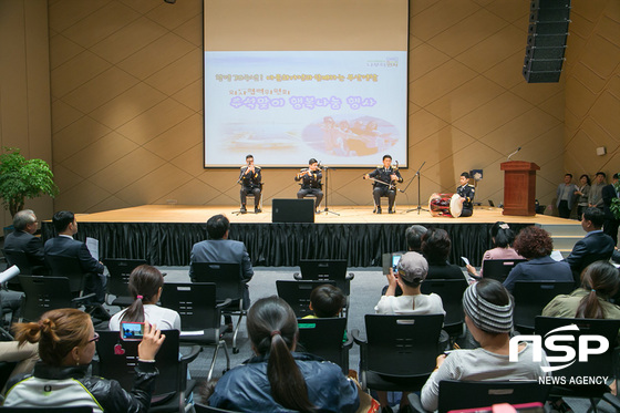 NSP통신-이날 행사에서 부산경찰청 포돌이 홍보단이 국악공연을 선보이고 있다. (부산지방경찰청 제공)