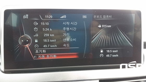 NSP통신-서울 광화문 연세대 앞길의 금요일 퇴근 시간 정체 모습(위)과 총 259km 구간에서 5시간 24분, 평균 속도 49,7km/h 시승결과, BMW 뉴 액티브 투어러의 실제 연비 18,5km/L
