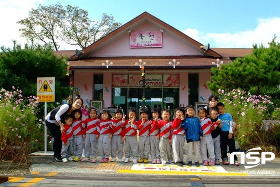 NSP통신-북천역 앞에서 기념사진 찍는 어린이들. (코레일 제공)