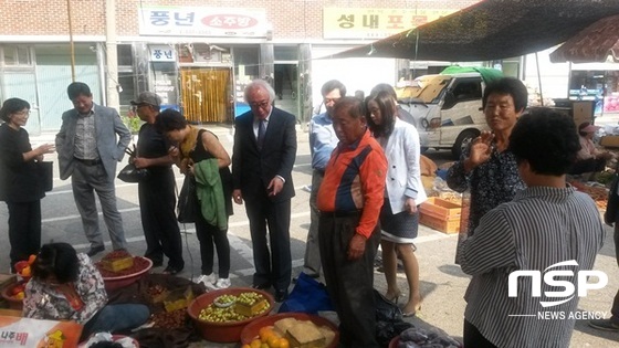 NSP통신-해남교육청 관계자들이 21일 해남매일시장을 찾아 장을 보고 있다. (해남교육청)