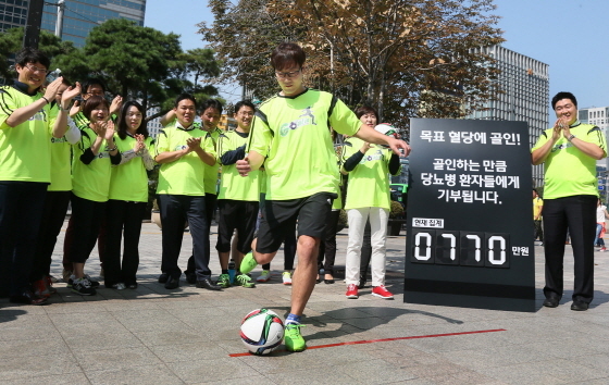 NSP통신-송종국 선수가 22일 청계천 소라광장에서 열린 사노피 골인 캠페인에서 당뇨병 환자들이 목표혈당에 도달하길 염원하는 마음으로 열정의 슛을 날리고 있다.