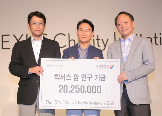 NSP통신-(좌측부터) 렉서스코리아 요시다 아키히사 사장, 렉서스 고객, 국립암센터 이강현 원장
