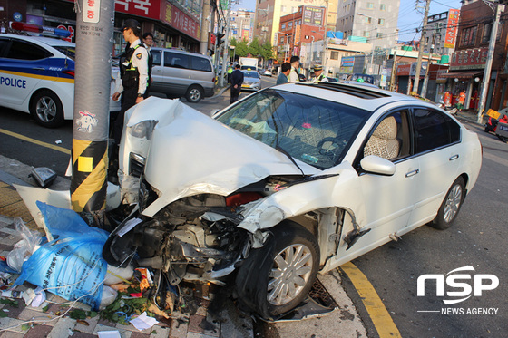 NSP통신-전봇대를 들이받고 심하게 훼손된 사고차량. (부산지방경찰청 제공)