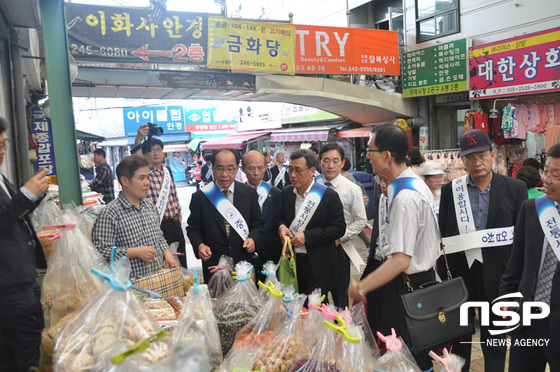 NSP통신-캠페인에 참여한 부울중기청 직원 및 유관기관 관계자들이 시장에서 물건을 구매하고 있다. (부산울산지방중소기업청 제공)